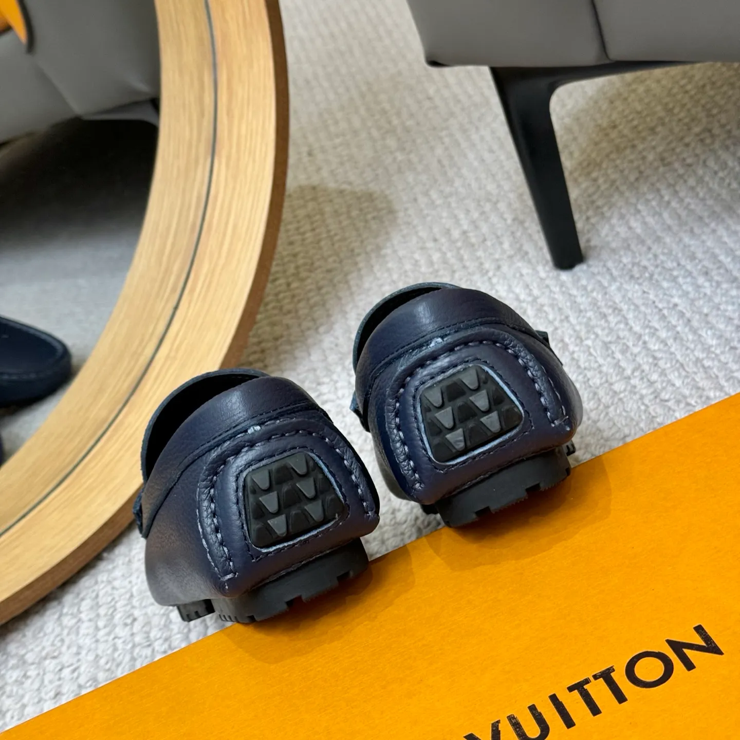 Men's men's shoes 💰420 (Yangli) LV 2⃣️0⃣️2⃣️5️⃣Spring and summer counter GLORIA series models ✈️Original factory special leather production, original last type. A classic driving slip-on casual shoe that shows an elegant style with exquisite craftsmanship details such as Monogram embossing all over the upper🌀Italian imported calfskin fabric Sheepskin foot pads➕Inside～Private mold replica sole Unique style Comfortable driving slip-on Size: 4-12 (38-46) Comes with [Counter packaging: original box, wrapping paper, card, instruction manual, shoehorn, cloth bag] No pressure to enter and leave the counter!